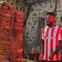 Traedme un extintor Iñaki a Nico Williams en la Ferrería de El Pobal