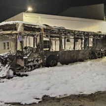 Sospechan que una fuga de aceite o combustible provocó el incendio que arrasó un autobús urbano en Jerez