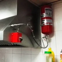 Por qué las cocinas industriales no se protegen con palabrerías, sino con normativa firme y acero inoxidable