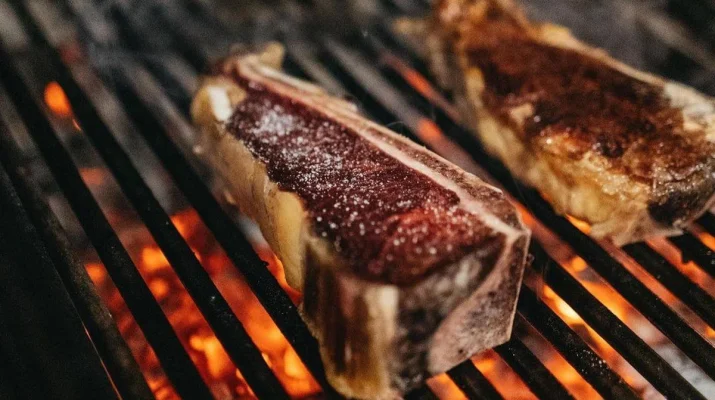 Seguridad en la hostelería moderna: fuego, humo y prevención en las cocinas profesionales