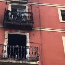 Siete heridos tras un incendio en pleno corazón del Raval: la ciudad que arde y no aprende