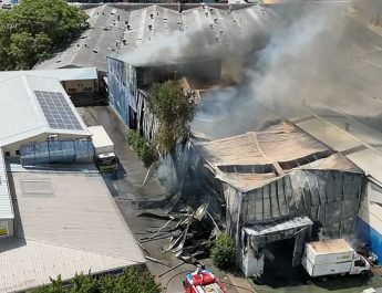 Fuego en nave de paquetería en Getafe activa a 16 dotaciones de Bomberos