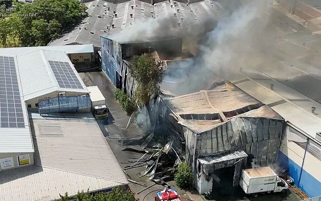 Fuego en nave de paquetería en Getafe activa a 16 dotaciones de Bomberos