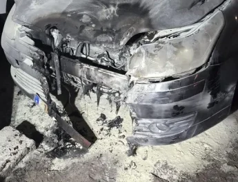 Vecinos sofocan incendio de un coche en Arrecife gracias a un extintor