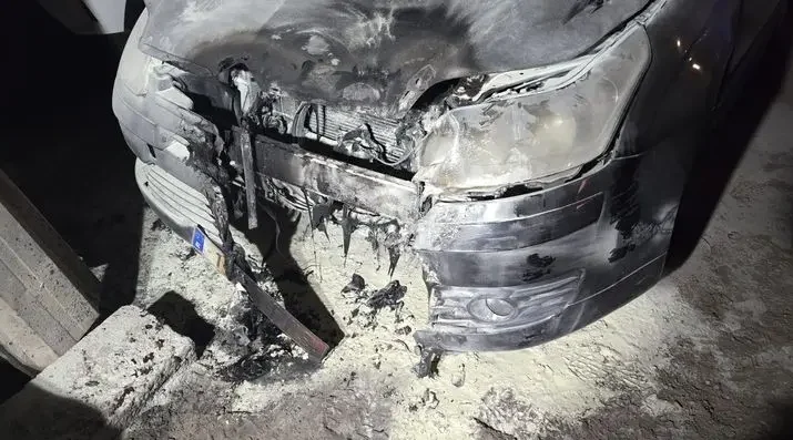 Vecinos sofocan incendio de un coche en Arrecife gracias a un extintor