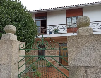 Madre e hijo hospitalizados por intoxicación de humo tras incendio en Ribeira