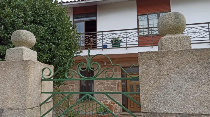 Madre e hijo hospitalizados por intoxicación de humo tras incendio en Ribeira