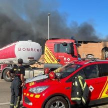 Fuego en Vinaròs: varias naves industriales afectadas mientras los bomberos actúan
