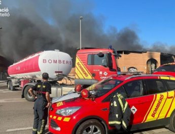 Fuego en Vinaròs: varias naves industriales afectadas mientras los bomberos actúan