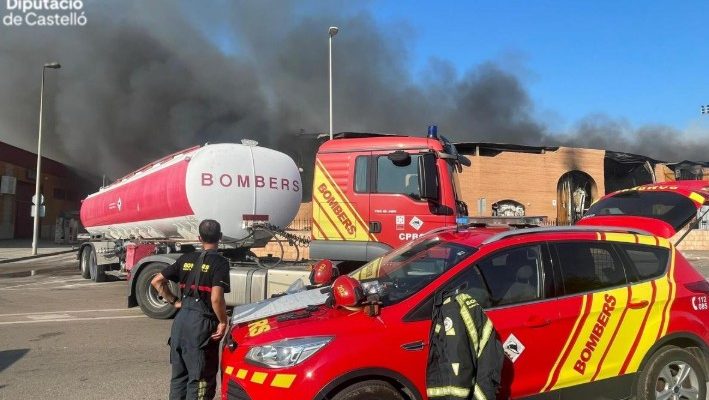 Fuego en Vinaròs: varias naves industriales afectadas mientras los bomberos actúan