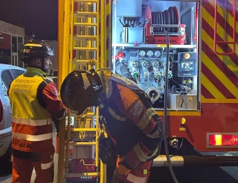 Bomberos de Lanzarote atienden incendios en Costa Teguise y Puerto del Carmen
