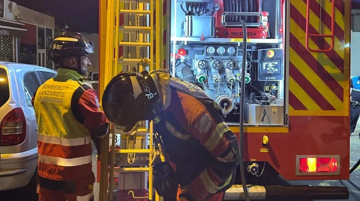 Bomberos de Lanzarote atienden incendios en Costa Teguise y Puerto del Carmen