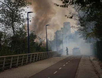 Sevilla afronta nuevos incendios en el entorno del Auditorio Rocío Jurado