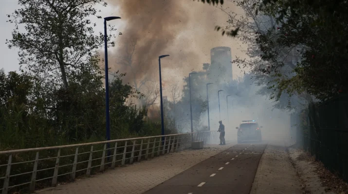 Sevilla afronta nuevos incendios en el entorno del Auditorio Rocío Jurado