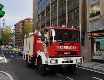 Hombre resulta herido al intentar apagar un incendio en la cocina de un restaurante en la Plaza de la Fuente