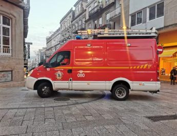 Incendio en Vigo deja a tres intoxicados tras arder un colchón