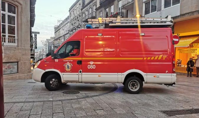 Incendio en Vigo deja a tres intoxicados tras arder un colchón