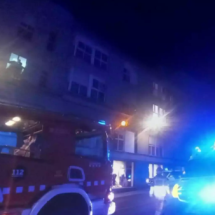 Bomberos intervienen en un incendio doméstico: fuego en la cocina de un piso