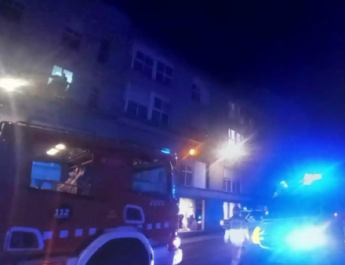 Bomberos intervienen en un incendio doméstico: fuego en la cocina de un piso