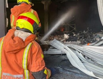 Albuixech levanta el confinamiento tras controlar el incendio industrial