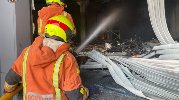 Albuixech levanta el confinamiento tras controlar el incendio industrial