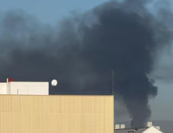 Incendio industrial en Quart de Poblet deja a València bajo una nube de humo