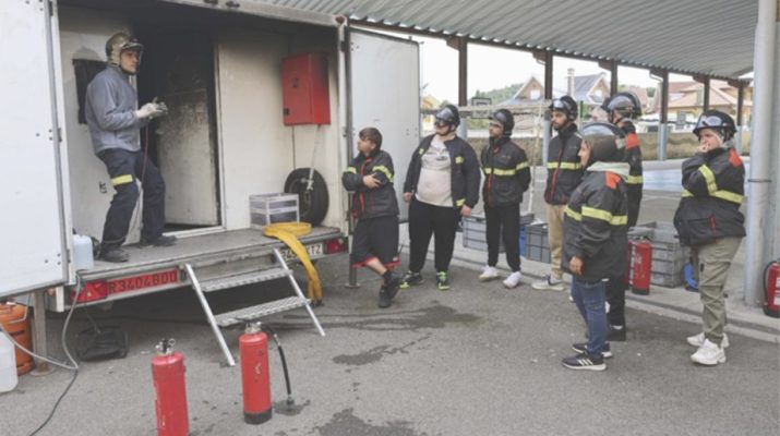 La escuela taller de Castrillón aprende a desenvolverse ante el peligro real de incendios