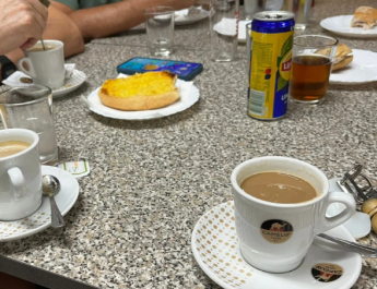 El emblemático local de bifanas en Caia retoma su actividad tras el fuego