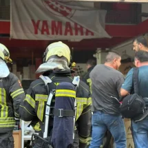 Susto en el taller Automoto: un incendio controlado gracias a la rápida actuación del personal