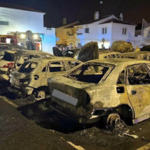 Nueve coches arden en un aparcamiento de Coria del Río durante la madrugada