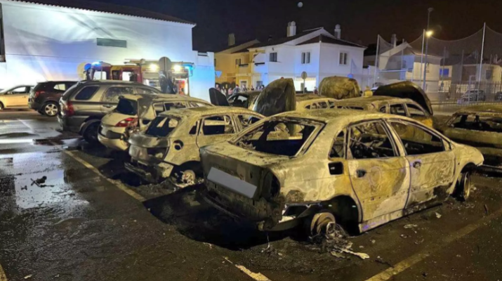 Nueve coches arden en un aparcamiento de Coria del Río durante la madrugada