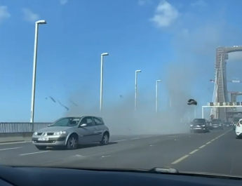 El puente del centenario en Sevilla colapsado por culpa de un incendio y una colisión