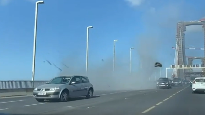El puente del centenario en Sevilla colapsado por culpa de un incendio y una colisión