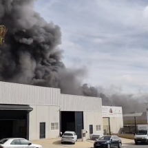 Arde una nave en Saprelorca: Ocho trasladados al hospital por el incendio