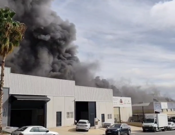 Arde una nave en Saprelorca: Ocho trasladados al hospital por el incendio