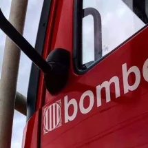 Bomberos rescatan a dos personas atrapadas en un tejado tras un incendio en Cambrils