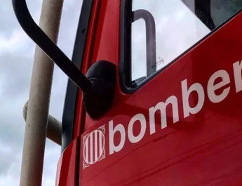 Bomberos rescatan a dos personas atrapadas en un tejado tras un incendio en Cambrils