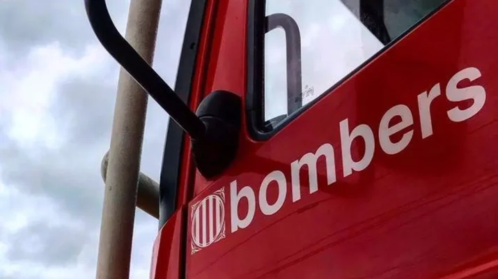 Bomberos rescatan a dos personas atrapadas en un tejado tras un incendio en Cambrils