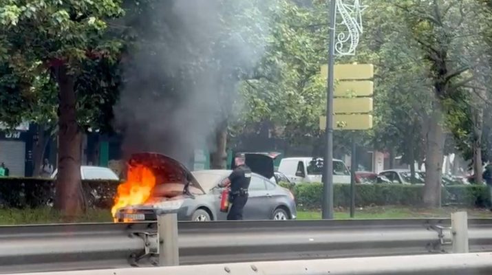 Un coche se incendia en la avenida de Catalunya de Valencia: La importancia de la prevención y el uso de extintores en incidentes vehiculares