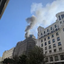 Un gran incendio en la Gran Vía de Madrid paraliza la ciudad y moviliza a los equipos de emergencia
