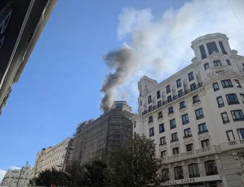 Un gran incendio en la Gran Vía de Madrid paraliza la ciudad y moviliza a los equipos de emergencia