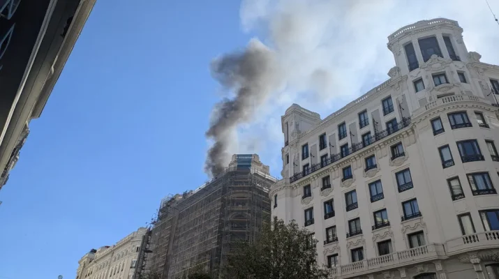 Un gran incendio en la Gran Vía de Madrid paraliza la ciudad y moviliza a los equipos de emergencia