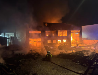 Arde una nave industrial de grandes dimensiones en Griñón: las llamas arrasan 1.000 metros cuadrados