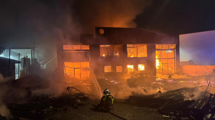 Arde una nave industrial de grandes dimensiones en Griñón: las llamas arrasan 1.000 metros cuadrados