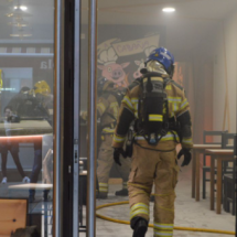 Registrado un incendio en un restaurante del centro de Ribeira: sin heridos, pero con importantes daños materiales