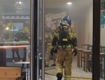 Registrado un incendio en un restaurante del centro de Ribeira: sin heridos, pero con importantes daños materiales