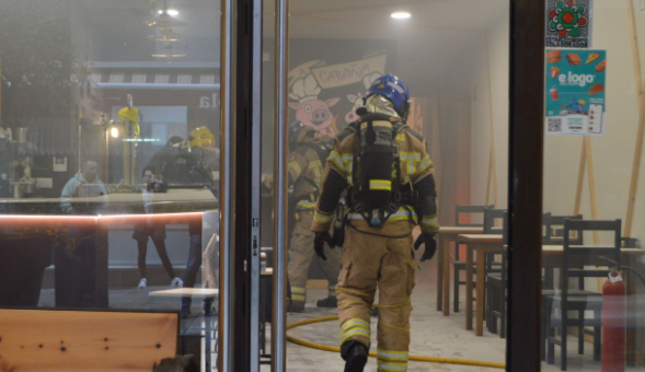 Registrado un incendio en un restaurante del centro de Ribeira: sin heridos, pero con importantes daños materiales