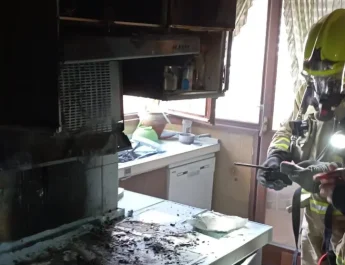 Apagado el fuego en la cocina de un piso diez en las Tres Torres