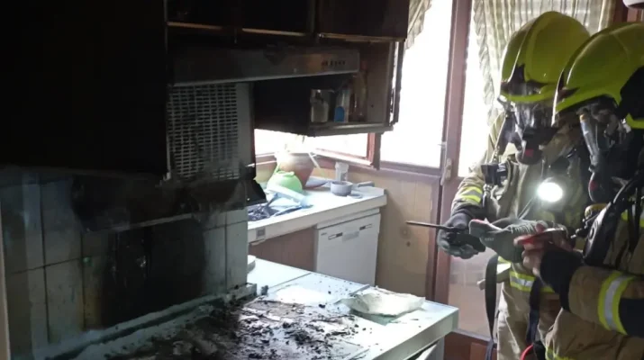 Apagado el fuego en la cocina de un piso diez en las Tres Torres