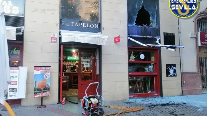 Conmoción en Sevilla por el incendio que arrasó un bar de la avenida Reyes Católicos este martes